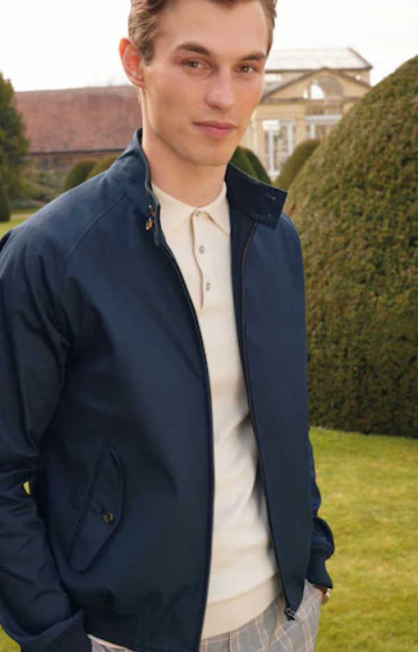 Jaket dengan aksen tas di bagian depan